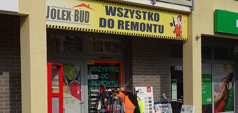 Mężczyzna przyklejający listwy